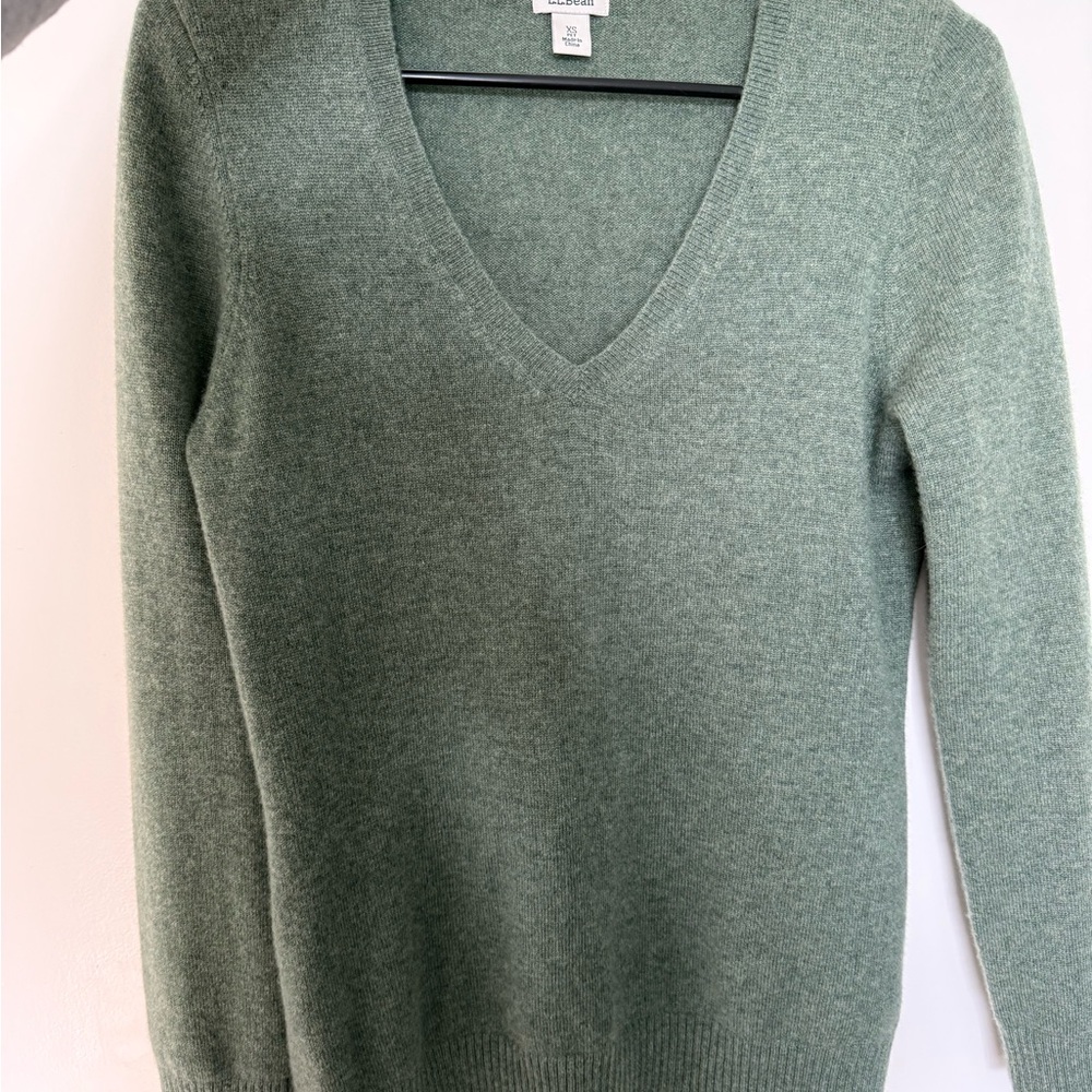 L.L. Bean 100% cashmere Sage  V-Neck Sweater